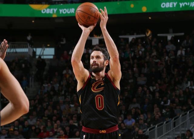 梅开二度，费兰社媒晒庆祝照：这次梅开二度✌️🦈.